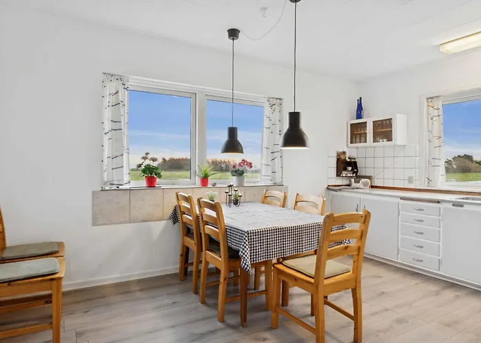 On Large Grounds With Beautiful View Willa