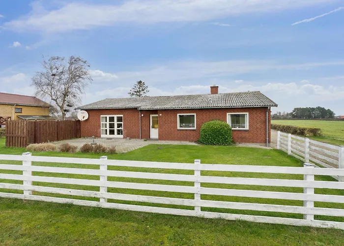 On Large Grounds With Beautiful View Willa